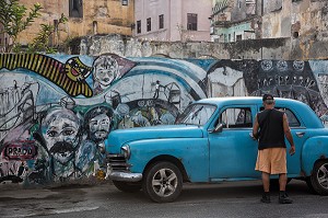 VIEILLE VOITURE AMERICAINE DANS LA RUE DEVANT UNE PEINTURE MURALE, VIE QUOTIDIENNE, PASEO DEL PRADO, LA HAVANE, CUBA, CARAIBES 