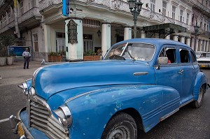 VIELLE VOITURE AMERICAINE BLEUE DEVANT LE CAFE EL LOUVRE, HABANA CENTRO, LA HAVANE, CUBA, CARAIBES 