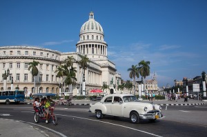 VIEILLE VOITURE AMERICAINE PASSANT DEVANT LE CAPITOLE, LA HAVANE, CUBA, CARAIBES 