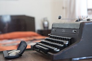 LUNETTES ET MACHINE A ECRIRE D'ERNEST HEMINGWAY (1899-1961), ECRIVAIN ET JOURNALISTE AMERICAIN, CHAMBRE 511 DE L'HOTEL AMBOS MUNDOS OU IL VECUT DANS LES ANNEES 30, CALLE DEL OBISPO, HABANA VIEJA, LA HAVANE, CUBA, CARAIBES 