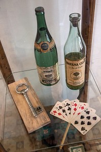 BOUTEILLES DE RHUM ET JEU DE CARTES D'ERNEST HEMINGWAY (1899-1961), ECRIVAIN ET JOURNALISTE AMERICAIN, CHAMBRE 511 DE L'HOTEL AMBOS MUNDOS OU IL VECUT DANS LES ANNEES 30, CALLE DEL OBISPO, HABANA VIEJA, LA HAVANE, CUBA, CARAIBES 