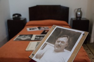 PORTRAIT D'ERNEST HEMINGWAY (1899-1961), ECRIVAIN ET JOURNALISTE AMERICAIN, CHAMBRE 511 DE L'HOTEL AMBOS MUNDOS OU IL VECUT DANS LES ANNEES 30, CALLE DEL OBISPO, HABANA VIEJA, LA HAVANE, CUBA, CARAIBES 