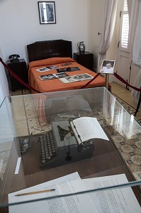 LUNETTES ET MACHINE A ECRIRE D'ERNEST HEMINGWAY (1899-1961), ECRIVAIN ET JOURNALISTE AMERICAIN, CHAMBRE 511 DE L'HOTEL AMBOS MUNDOS OU IL VECUT DANS LES ANNEES 30, CALLE DEL OBISPO, HABANA VIEJA, LA HAVANE, CUBA, CARAIBES 