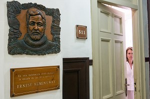 PORTE D'ENTREE DE LA CHAMBRE 511 DE L'HOTEL AMBOS MUNDOS OU VECUT ERNEST HEMINGWAY (1899-1961), ECRIVAIN ET JOURNALISTE AMERICAIN, DANS LES ANNEES 30, CALLE DEL OBISPO, HABANA VIEJA, LA HAVANE, CUBA, CARAIBES 