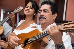 MUSICIENS CUBAINS DANS LA VIEILLE VILLE (HABANA VIEJA), LA HAVANE, CUBA, CARAIBES 
