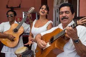 MUSICIENS CUBAINS DANS LA VIEILLE VILLE (HABANA VIEJA), LA HAVANE, CUBA, CARAIBES 