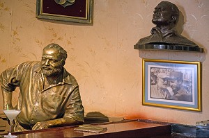 STATUE ET PHOTOS D'ERNEST HEMINGWAY (1899-1961), ECRIVAIN ET JOURNALISTE AMERICAIN, DANS LE BAR EL FLORIDITA OU IL BUVAIT SON DAIQUIRI PREFERE, CALLE DEL OBISPO, HABANA VIEJA, LA HAVANE, CUBA, CARAIBES 