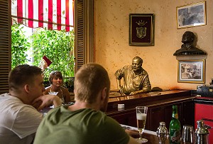 STATUE ET PHOTOS D'ERNEST HEMINGWAY (1899-1961), ECRIVAIN ET JOURNALISTE AMERICAIN, DANS LE BAR EL FLORIDITA OU IL BUVAIT SON DAIQUIRI PREFERE, CALLE DEL OBISPO, HABANA VIEJA, LA HAVANE, CUBA, CARAIBES 