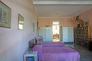 CHAMBRE DE LA FINCA VIGIA, MAISON ACHETE PAR ERNEST HEMINGWAY (1899-1961), ECRIVAIN ET JOURNALISTE AMERICAIN, DANS LES ANNEES 40, DEVENU SON MUSEE, SAN FRANCISCO DE PAULA, LA HAVANE, CUBA, CARAIBES 
