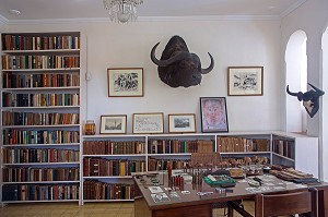 BUREAU DE LA FINCA VIGIA, MAISON ACHETE PAR ERNEST HEMINGWAY (1899-1961), ECRIVAIN ET JOURNALISTE AMERICAIN, DANS LES ANNEES 40, DEVENU SON MUSEE, SAN FRANCISCO DE PAULA, LA HAVANE, CUBA, CARAIBES 