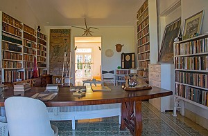 BUREAU DE LA FINCA VIGIA, MAISON ACHETE PAR ERNEST HEMINGWAY (1899-1961), ECRIVAIN ET JOURNALISTE AMERICAIN, DANS LES ANNEES 40, DEVENU SON MUSEE, SAN FRANCISCO DE PAULA, LA HAVANE, CUBA, CARAIBES 