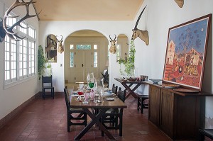 SALLE A MANGER LA FINCA VIGIA, MAISON ACHETE PAR ERNEST HEMINGWAY (1899-1961), ECRIVAIN ET JOURNALISTE AMERICAIN, DANS LES ANNEES 40, DEVENU SON MUSEE, SAN FRANCISCO DE PAULA, LA HAVANE, CUBA, CARAIBES 