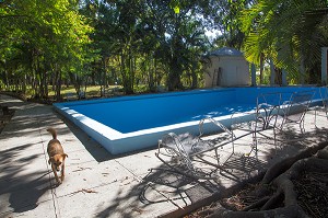 PISCINE DE LA FINCA VIGIA, MAISON ACHETE PAR ERNEST HEMINGWAY (1899-1961), ECRIVAIN ET JOURNALISTE AMERICAIN, DANS LES ANNEES 40, DEVENU SON MUSEE, SAN FRANCISCO DE PAULA, LA HAVANE, CUBA, CARAIBES 