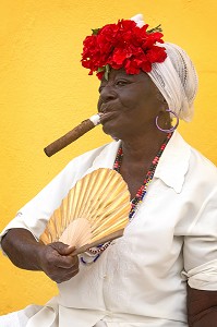 FEMME CREOLE FUMANT LE CIGARE PURO AVEC SON EVENTAIL, SCENE DE RUE, LA HAVANE, HAVANA VIEJA, CUBA 