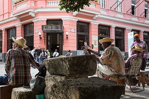 MUSICIENS DEVANT L'HOTEL AMBOS MUNDOS, CALLE DEL OBISPO, HABANA VIEJA, LA HAVANE, CUBA, CARAIBES 