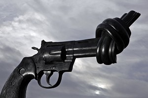 'NON VIOLENCE', REVOLVER AU CANON NOUE, REPLIQUE DE LA SCULPTURE REALISEE PAR L'ARTISTE SUEDOIS CARL FREDRIK REUTERSWARD SUITE A L'ASSASSINAT DE SON AMI JOHN LENNON, MEMORIAL DE CAEN, CALVADOS (14), FRANCE 