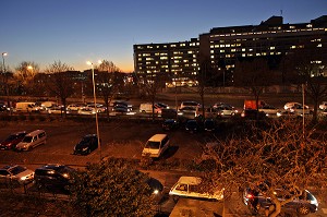 IMMEUBLES DE BANLIEUE A LA TOMBEE DE LA NUIT DANS L'AGGLOMERATION ROUENNAISE, ROUEN, SEINE-MARITIME (76), FRANCE 