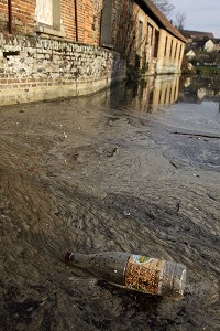BOUTEILLE DANS LA RIVIERE, POLLUTION DE L'EAU, RUGLES, EURE, FRANCE 