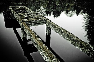 VIEUX PONTON EN BOIS SUR UN ETANG A LA TOMBEE DE LA NUIT, CREUSE (23), FRANCE 