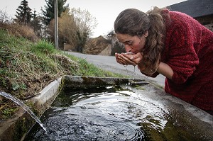 LORELEI, JEUNE FEMME BUVANT L'EAU D'UNE SOURCE, CREUSE (23), FRANCE 