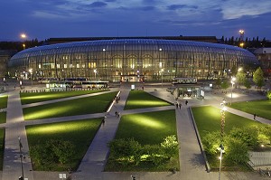 GRANDE VERRIERE ABRITANT LA TOTALITE DE LA FACADE DE LA GARE, ET ESPLANADE, STRASBOURG, BAS-RHIN (67), FRANCE 