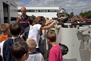 VISITE SCOLAIRE A LA CASERNE DE SAPEURS-POMPIERS, AURAY, MORBIHAN, FRANCE 