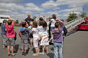 VISITE DES ELEVES D'UNE ECOLE PRIMAIRE A LA CASERNE DE SAPEURS-POMPIERS, CENTRE DE SECOURS D'AURAY, MORBIHAN (56), FRANCE 