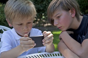 ENFANTS ET JEUX VIDEOS SUR UN TELEPHONE PORTABLE 