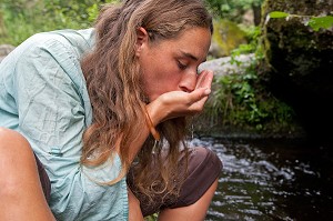 LORELEI, JEUNE FEMME BUVANT L'EAU DE LA CASCADE DES JARRAUDS, SAINT-MARTIN-CHATEAU, CREUSE (23), FRANCE 