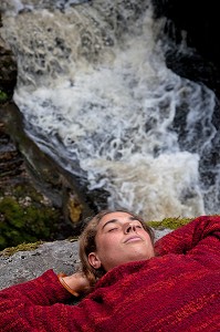 LORELEI, JEUNE FEMME SE REPOSANT AU BORD DE LA CASCADE DES JARRAUDS, SAINT-MARTIN-CHATEAU, CREUSE (23), FRANCE 