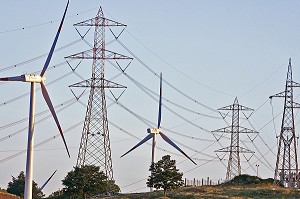 EOLIENNES ET PYLONES ELECTRIQUES DE LIGNES A HAUTE TENSION, ITALIE, EUROPE 