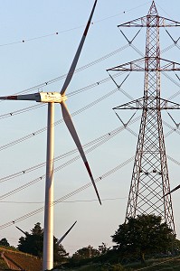 EOLIENNE ET PYLONE ELECTRIQUES DE LIGNES A HAUTE TENSION, ITALIE, EUROPE 