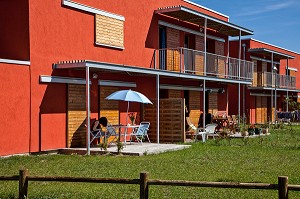 LOGEMENTS EN BOIS CERTIFIES BBC (BATIMENT BASSE CONSOMMATION), RESIDENCE ORVITIS, ECO-QUARTIER LABELLISE EFFINERGIE, HABITAT ET ENVIRONNEMENT, POUILLY-EN-AUXOIS, COTE D’OR (21), BOURGOGNE, FRANCE 