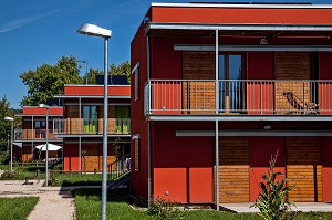LOGEMENTS EN BOIS CERTIFIES BBC (BATIMENT BASSE CONSOMMATION), RESIDENCE ORVITIS, ECO-QUARTIER LABELLISE EFFINERGIE, HABITAT ET ENVIRONNEMENT, POUILLY-EN-AUXOIS, COTE D’OR (21), BOURGOGNE, FRANCE 