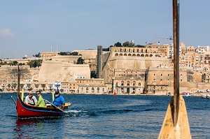 TRAVERSEE EN DGHAJSA, BATEAU TAXI ET ASCENSEUR DU JARDIN D'UPPER BARRAKKA SUR L'AUTRE RIVE, LA VALETTE, MALTE 