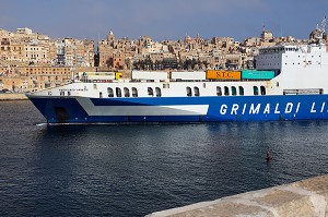 PORTE CONTAINER GRIMALDI, GRAND PORT DE LA VALETTE, MALTE 