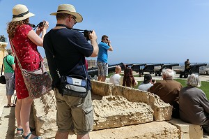 TOURISTES DEVANT LA BATTERIE DE SALUTATION, SALUTING BATTERY, UPPER BARRAKKA, LA VALETTE, MALTE 