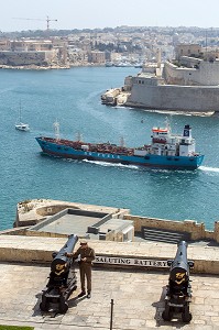CEREMONIE DU FEU DE CANON SUR LE MALTAIS DANS LES JARDINS SUPERIEURS DE BARRAKKA, LA VALETTE, MALTE 