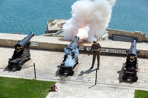 CEREMONIE DU FEU DE CANON SUR LE MALTAIS DANS LES JARDINS SUPERIEURS DE BARRAKKA, LA VALETTE, MALTE 