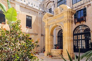 PORTE D'ENTREE DU PATIO, AUBERGE D'ITALIE, COUR DE L'OFFICE DE TOURISME, LA VALETTE, MALTE 