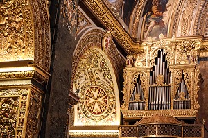 ORGUE ET CROIX DE MALTE, CO CATHEDRALE SAINT JEAN, LA VALETTE, MALTE 