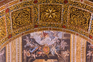 INTERIEUR, PLAFOND PEINT ET CROIX DE MALTE, CO CATHEDRALE SAINT JEAN, LA VALETTE, MALTE 