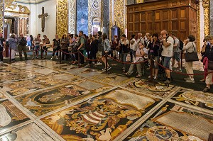 VISITEURS DEVANT LES PIERRES TOMBALES EN MARBRE SCULPTE, CO CATHEDRALE SAINT JEAN, LA VALETTE, MALTE 