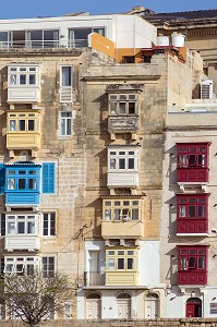 BOW WINDOWS BALCONS COLORES INSPIRES DES MOUCHARABIEHS DES PAYS ARABES (GALLARIJA), LA VALETTE, MALTE 