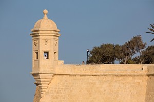 REMPARTS DE FLORIANA. LA TOUR DE GUET DE SENGLEA, DU SAFE HAVEN GARDENS, DECOREE DE L'OEIL ET L'OREILLE DE L'ORDRE DES CHEVALIERS DE MALTE, LA VALETTE, MALTE 