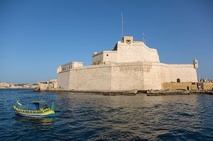 LUZZU, BATEAU DE PECHE, FORT SANT ANGELO, FORT SAINT ANGE, BIRGU, VITTORIOSA, GRAND PORT DE LA VALETTE, MALTE 