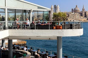 TERRASSE HOTEL FORTINA, SLIEMA ET CATHEDRALE ANGLICANE SAINT PAUL ET EGLISE DES CARMES DE LA VALETTE, MALTE 