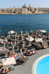 PISCINE ET TRANSATS DE L'HOTEL FORTINA, SLIEMA ET CATHEDRALE ANGLICANE SAINT PAUL ET EGLISE DES CARMES DE LA VALETTE, MALTE 