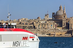 FERRY DE SLIEMA, CATHEDRALE ANGLICANE SAINT PAUL ET EGLISE DES CARMES, LA VALETTE, MALTE 