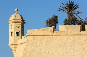 REMPARTS DE FLORIANA. LA TOUR DE GUET DE SENGLEA, DU SAFE HAVEN GARDENS, DECOREE DE L'OEIL ET L'OREILLE DE L'ORDRE DES CHEVALIERS DE MALTE, MALTE 